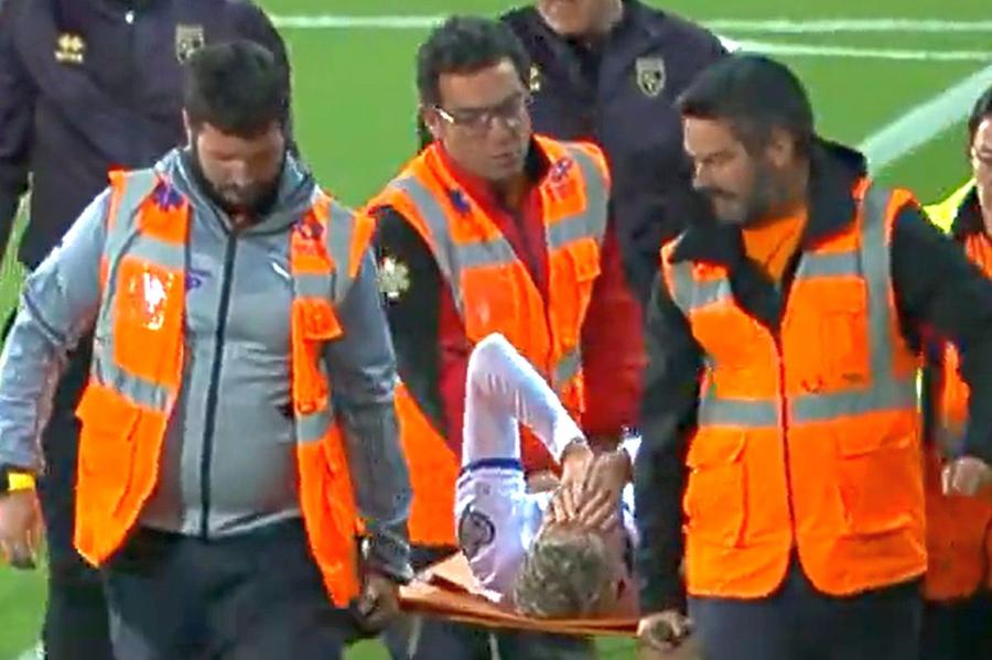 Albion Rrahmani, scos de pe teren cu targa // sursă foto: Twitter E mai rău decât se preconiza! Albion Rrahmani are fractură! E OUT minimum 3 luni și ratează meciurile cu FCSB și CSU Craiova