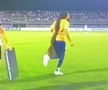 Aedon Scipio (34 de ani), care joacă pe postul de mijlocaș la Roaring Lions, din Anguilla, evoluează în meciuri oficiale cu o freză total noncomformistă.