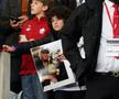 Un tânăr fan al lui Lille, implorându-l pe idolul său, Kylian Mbappe, să-i dea un autograf / Foto: Imago