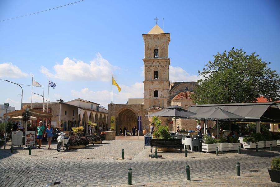 Se înalță „Zidul galben” în mijlocul Mediteranei » Românii, întâmpinați cu bere la 30 de lei și căldură ca de august în Larnaca, în ziua meciului cu Cipru