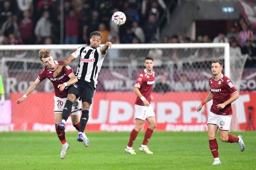 Claudiu Micovschi (24 de ani, aripa stânga) ar putea fi primul fotbalist care va pleca de la Rapid în iarnă. Acesta ar fi dorit de UTA Arad, club pentru care a evoluat în sezonul trecut.