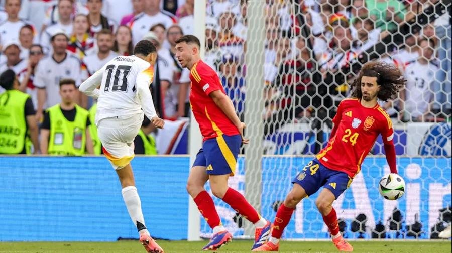 Balonul expediat periculos spre poarta Spaniei a fost blocat limpede cu antebrațul stâng de Marc Cucurella / Foto: Imago Campionul european a recunoscut după mai multe luni: „Am făcut pe mine! Mamă, prin ce șoc am trecut la faza aceea!”
