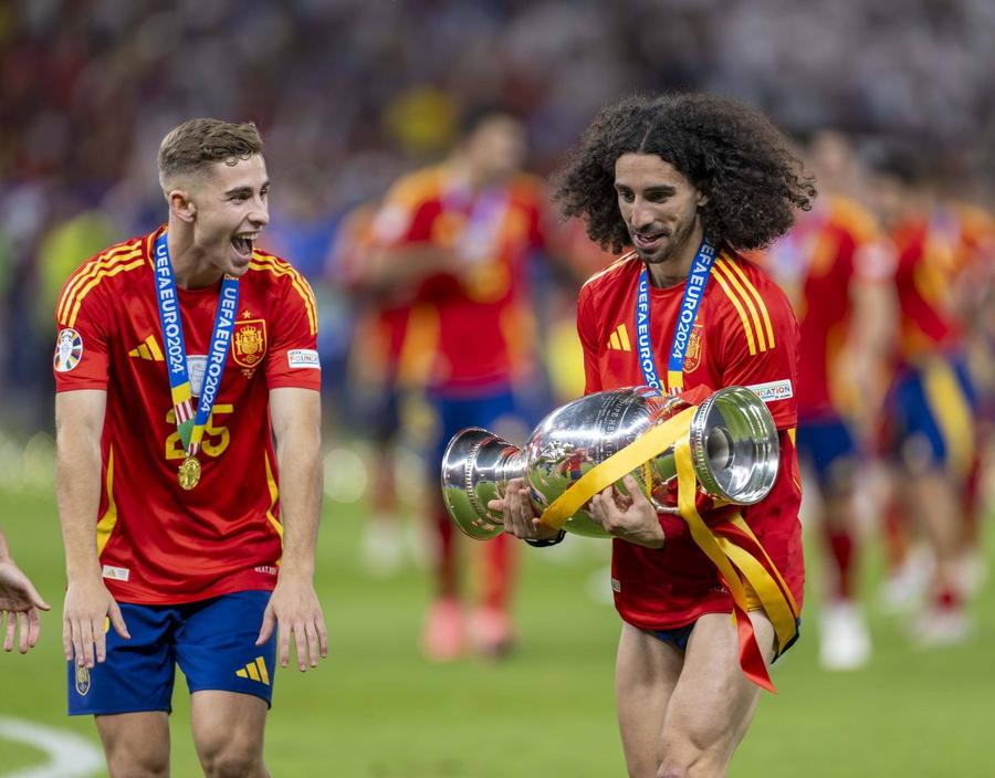 Marc Cucurella a sărbătorit, alături de Dani Olmo în această imagine, primul titlu european cu naționala Spaniei / Foto: Imago Campionul european a recunoscut după mai multe luni: „Am făcut pe mine! Mamă, prin ce șoc am trecut la faza aceea!”