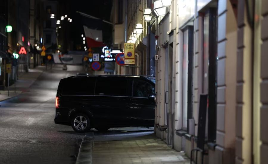 Microbuzul negru cu care suita lui Kylian Mbappe a ajuns la discoteca V din Stockholm / Foto: captură video Aftonbladet „Donatello” cu flori » Au apărut pozele cu Mbappe: surprins de paparazzi în ipostaze romantice în Suedia