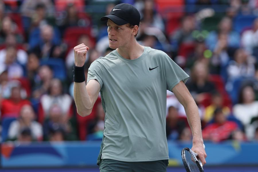 Jannik Sinner este la a opta finală a sezonului FOTO Guliver/GettyImages Novak Djokovic îl va întâlni pe Jannik Sinner în finala turneului Masters 1.000 de la Shanghai » Meciul are o miză importantă pentru fostul lider mondial