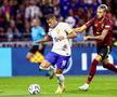 Kylian Mbappe, într-un duel cu Zeno Debast, din meciul naționalei Franței în Nations League, 2-0 la Lyon / Foto: Imago