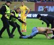 Spectator intrat pe teren la România - Austria