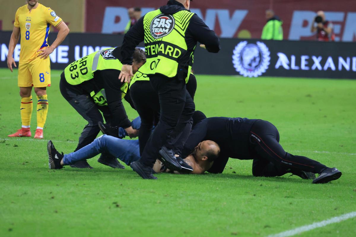 Spectator intrat pe teren la România - Austria