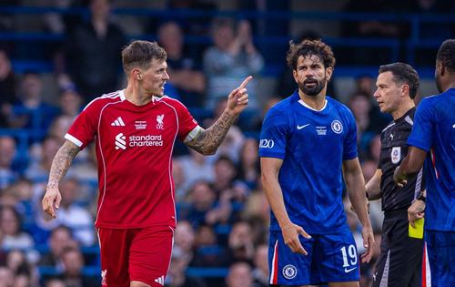 Martin Skrtel îi reproșează lui Diego Costa intrările dure, arbitrul are deja „galbenul” pregătit / Foto: Imago