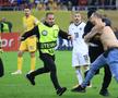 Spectator intrat pe teren la România - Austria