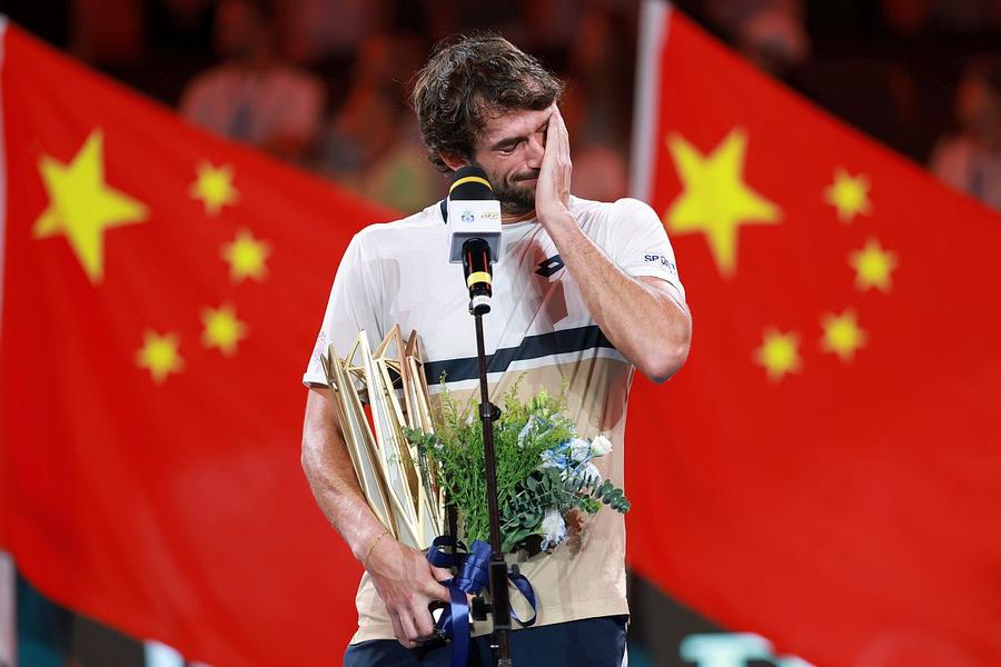 Valentin Vacherot, locul 204 în lume, a câștigat turneul Masters 1000 de la Shanghai Foto: Guliver/Gettyimages Triumful neașteptat al lui Valentin Vacherot la Shanghai și impactul asupra tenisului din Monaco: „100 de mesaje după finală și felicitări de la Prințul Albert”