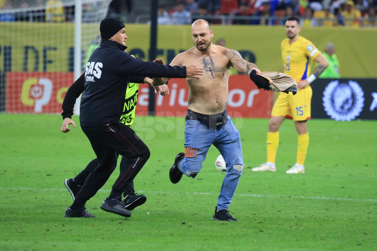 Spectator intrat pe teren la România - Austria