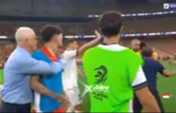 Scandal de PROPORȚII la meciul din preliminarii! TREI „roșii” sub privirile marelui Patrick Kluivert după ce l-au bruscat pe arbitru