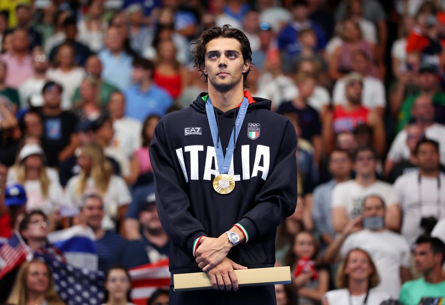 Thomas Ceccon pe podium la Paris FOTO Guliver/GettyImages Thomas Ceccon, campion olimpic, mondial și european: „Nu sunt invidios pe banii lui Jannik Sinner. A spune că noi, înotătorii, câștigăm cel mult 15.000 de dolari este un fapt, nu invidie”