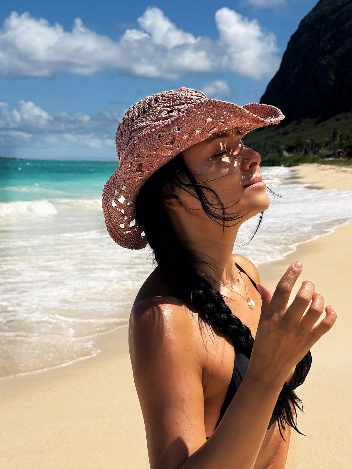 Corina Caragea se bucură de cadoul de lux primit de la șefii PRO TV, pe plajă în Hawaii: „M-am îndrăgostit din nou”