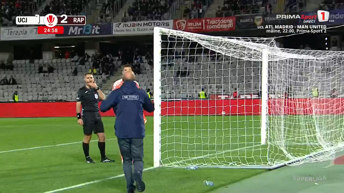 U Cluj - Rapid, întrerupt 4 minute după ce s-a rupt plasa