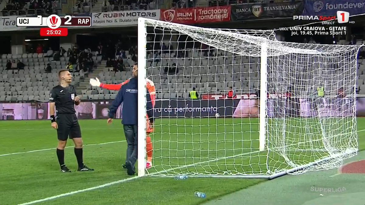 U Cluj - Rapid, întrerupt 4 minute după ce s-a rupt plasa