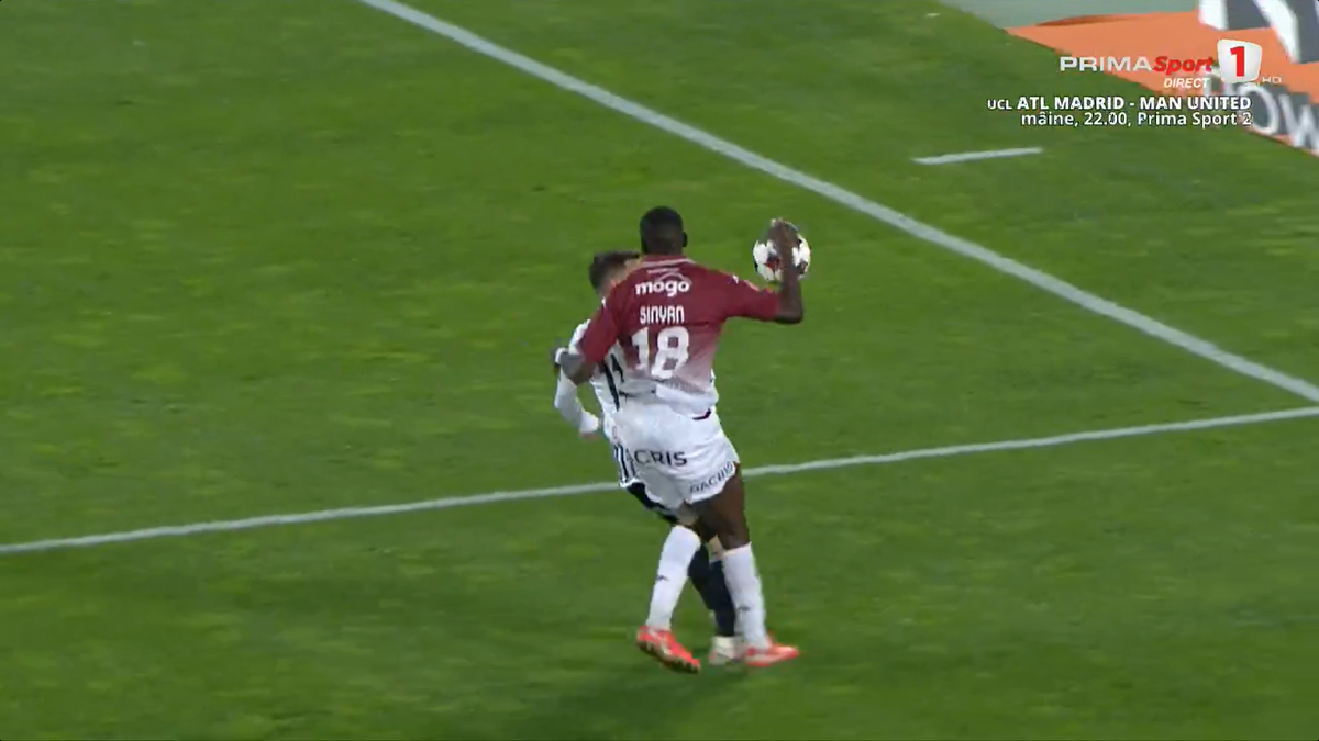 U Cluj a solicitat un penalty în meciul cu Rapid după un posibil henț al lui Sheriff Sinyan