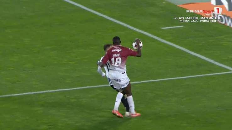 U Cluj a solicitat un penalty în meciul cu Rapid după un posibil henț al lui Sheriff Sinyan / FOTO: captură @Prima Sport