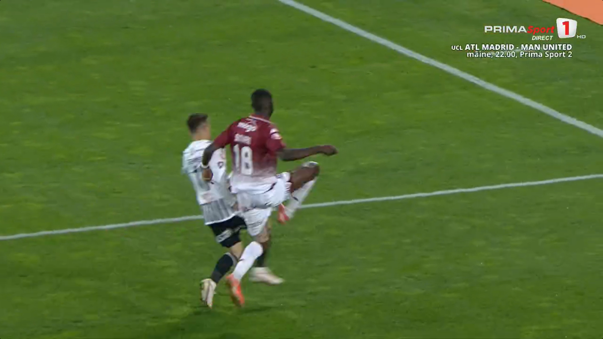 U Cluj a solicitat un penalty în meciul cu Rapid după un posibil henț al lui Sheriff Sinyan