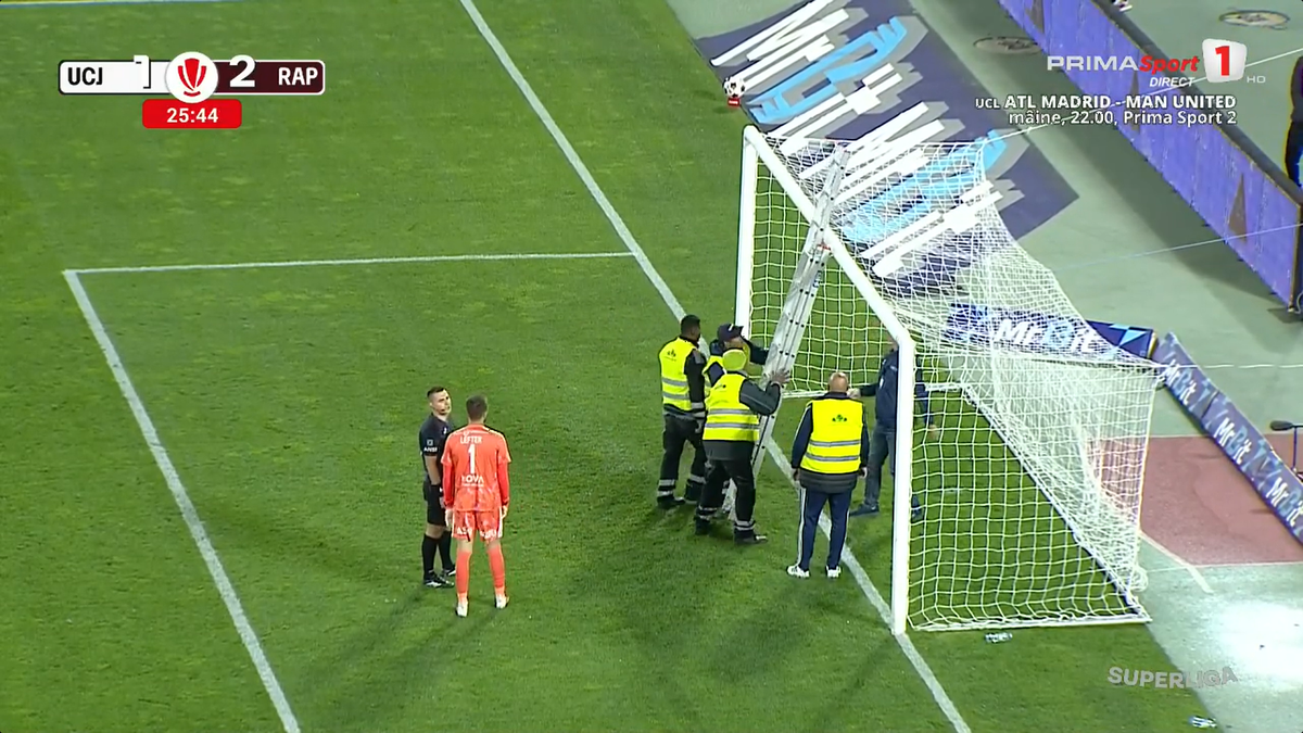 U Cluj - Rapid a fost întrerupt 4 minute » Scene rar văzute în Superliga
