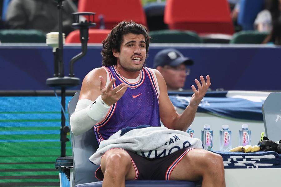 Carlos Alcaraz monologând în pauza dintre game-uri în turul 3 la Shanghai 2026 Foto: Guliver/GettyImages Ce l-a enervat pe Carlos Alcaraz în turneul de la Shanghai » Alți jucători au observat același lucru