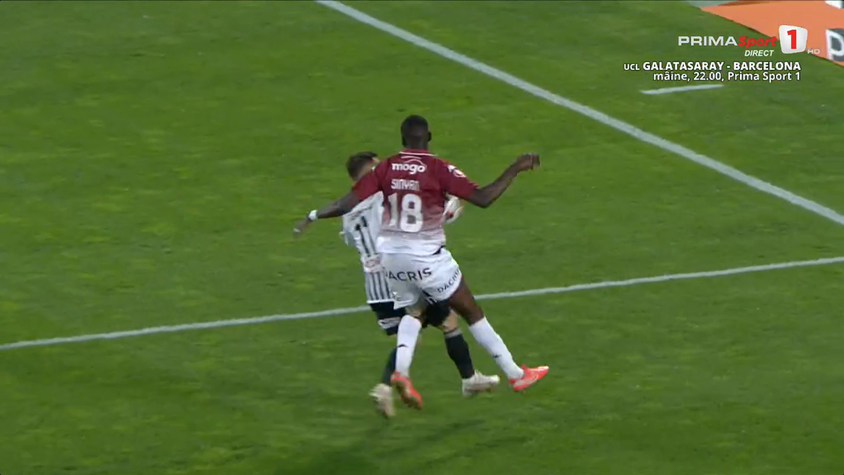 U Cluj a solicitat un penalty în meciul cu Rapid după un posibil henț al lui Sheriff Sinyan