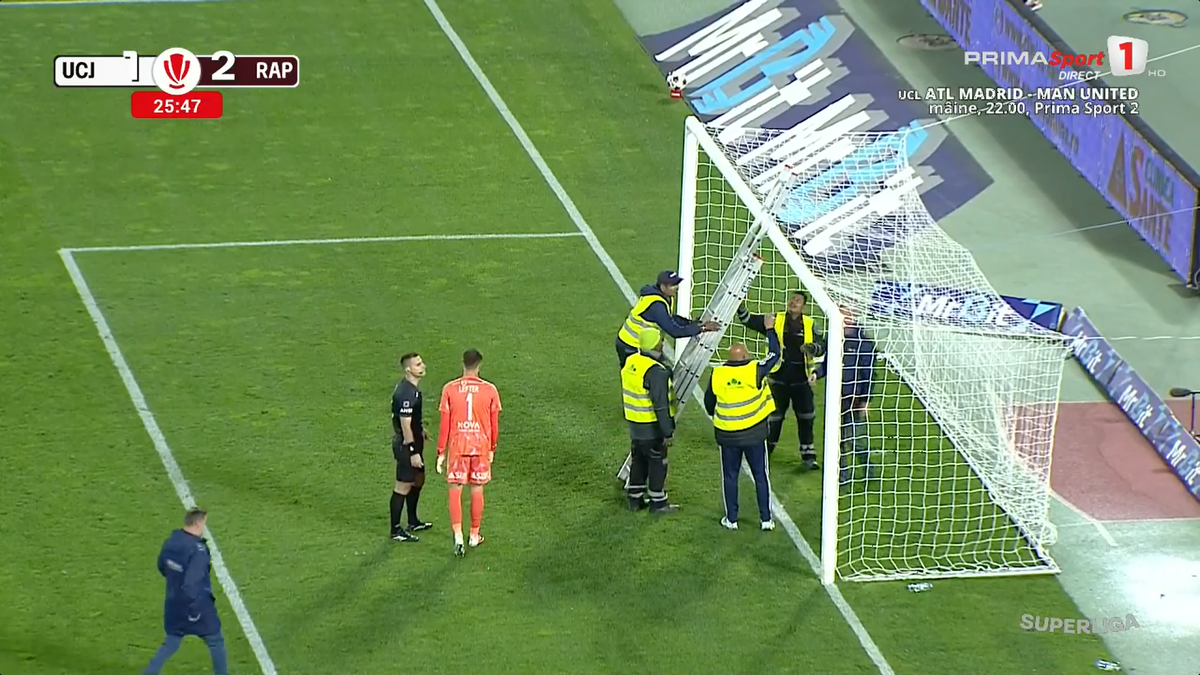 U Cluj - Rapid, întrerupt 4 minute după ce s-a rupt plasa