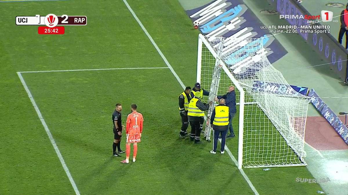 U Cluj - Rapid, întrerupt 4 minute după ce s-a rupt plasa
