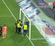 U Cluj - Rapid, întrerupt 4 minute după ce s-a rupt plasa / FOTO: captură @Prima Sport
