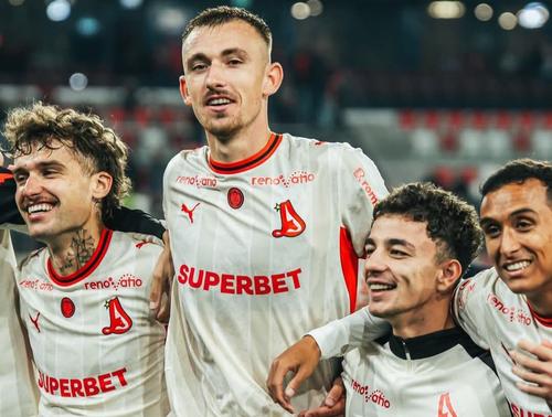 Pinto, Stoinov, Irimia și Hintsa (de la stânga la dreapta), celebrând ultima victorie a „câinilor”, 2-0 la Sf. Gheorghe cu Sepsi