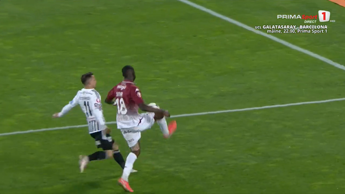 U Cluj a solicitat un penalty în meciul cu Rapid după un posibil henț al lui Sheriff Sinyan