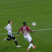 U Cluj a solicitat un penalty în meciul cu Rapid după un posibil henț al lui Sheriff Sinyan / FOTO: captură @Prima Sport
