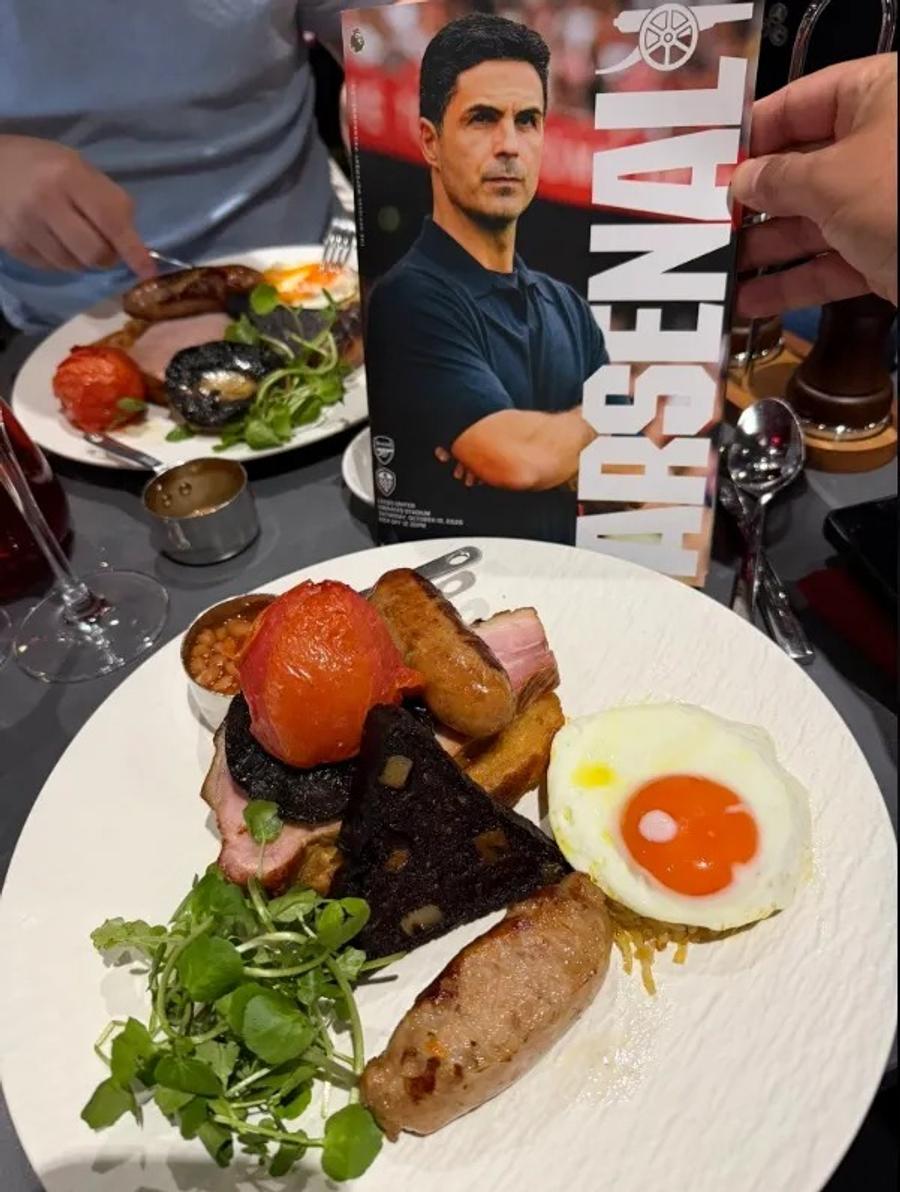 Așa arată un meniu englezesc de aproape 60 de euro, pe Emirates / Foto: Instagram „O înșelătorie mai mare decât Manchester City!” » Ce i-a scos din sărite pe fanii lui Arsenal
