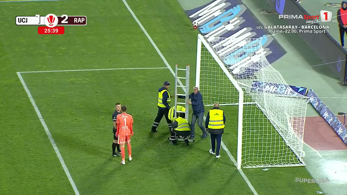 U Cluj - Rapid a fost întrerupt 4 minute » Scene rar văzute în Superliga