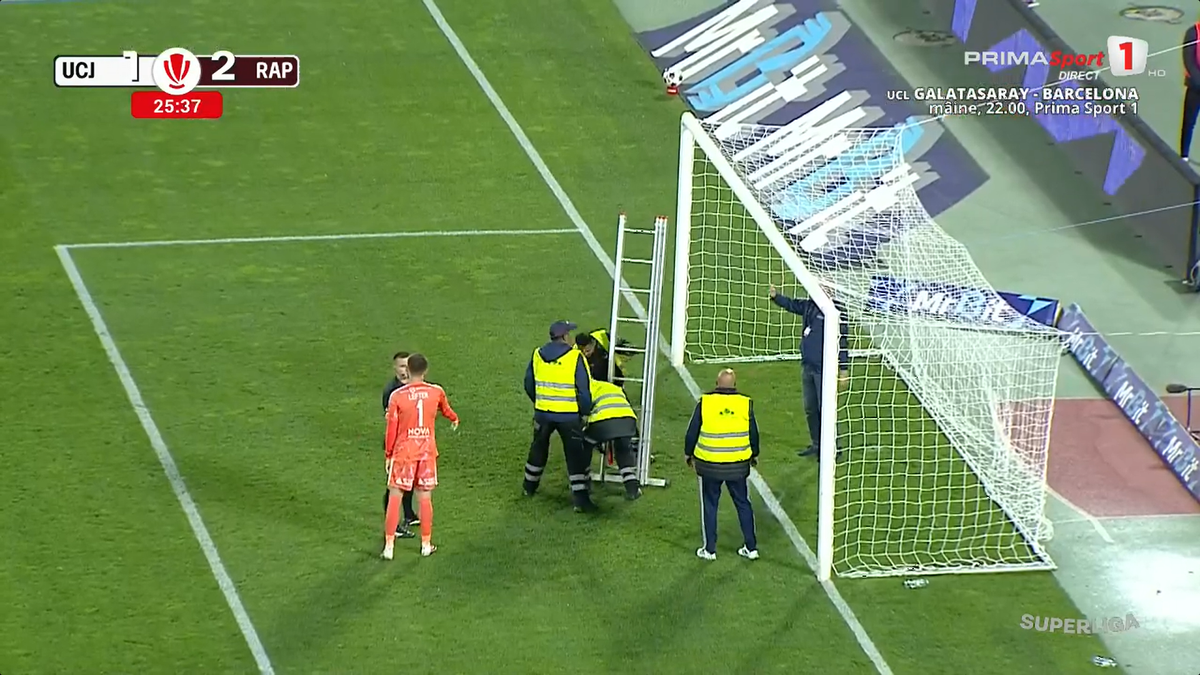 U Cluj - Rapid a fost întrerupt 4 minute » Scene rar văzute în Superliga