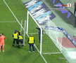 U Cluj - Rapid, întrerupt 4 minute după ce s-a rupt plasa / FOTO: captură @Prima Sport