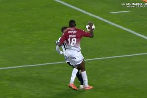 Fază controversată în U Cluj - Rapid! Au cerut penalty după un henț: decizia VAR