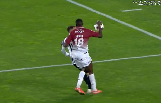 Fază controversată în U Cluj - Rapid! Au cerut penalty după un henț: decizia VAR