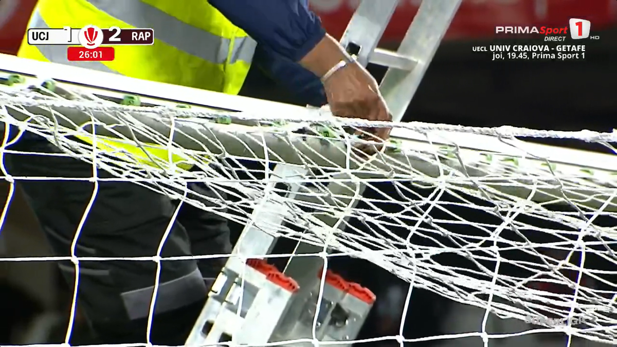 U Cluj - Rapid, întrerupt 4 minute după ce s-a rupt plasa