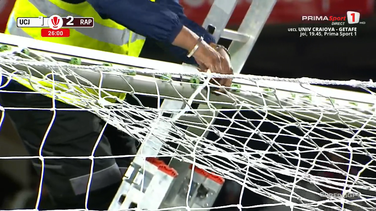 U Cluj - Rapid a fost întrerupt 4 minute » Scene rar văzute în Superliga