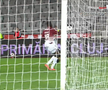 U Cluj a solicitat un penalty în meciul cu Rapid după un posibil henț al lui Sheriff Sinyan / FOTO: captură @Prima Sport