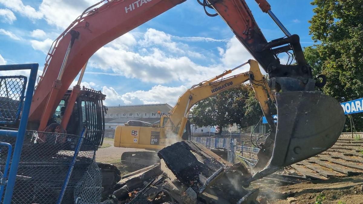 A început demolarea vechiului stadion din Hunedoara // foto: Facebook Corvinul Hunedoara