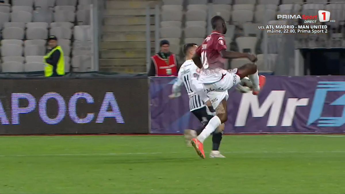 U Cluj a solicitat un penalty în meciul cu Rapid după un posibil henț al lui Sheriff Sinyan
