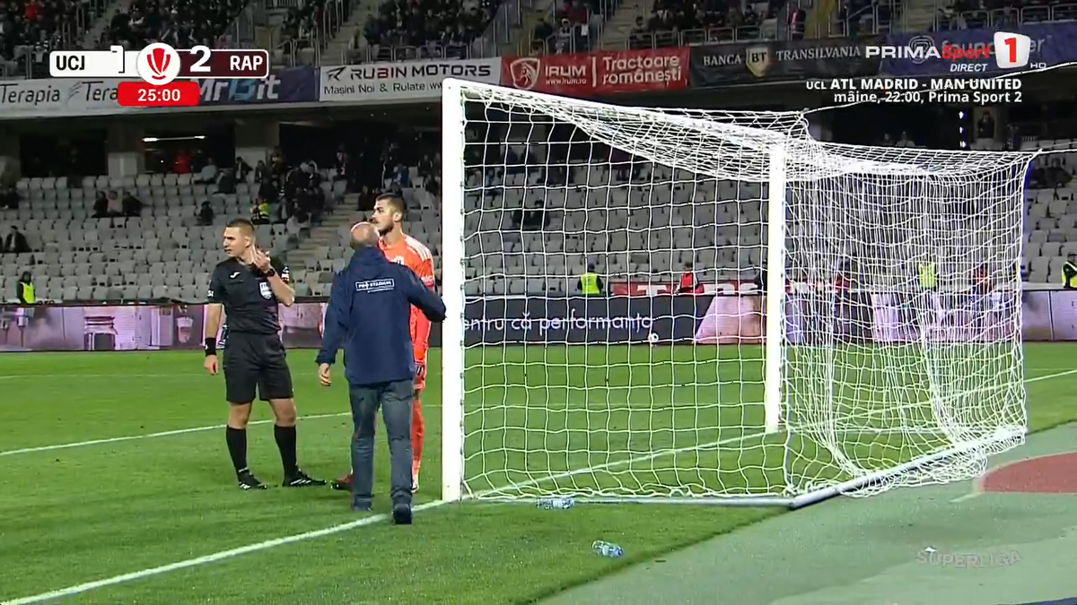 U Cluj - Rapid a fost întrerupt 4 minute » Scene rar văzute în Superliga