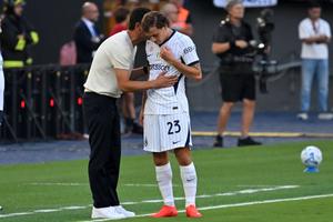 Chivu i-a făcut o farsă unui titular: „După ce l-a scos la încălzire, i-a dezamăgit familia din spatele băncii”