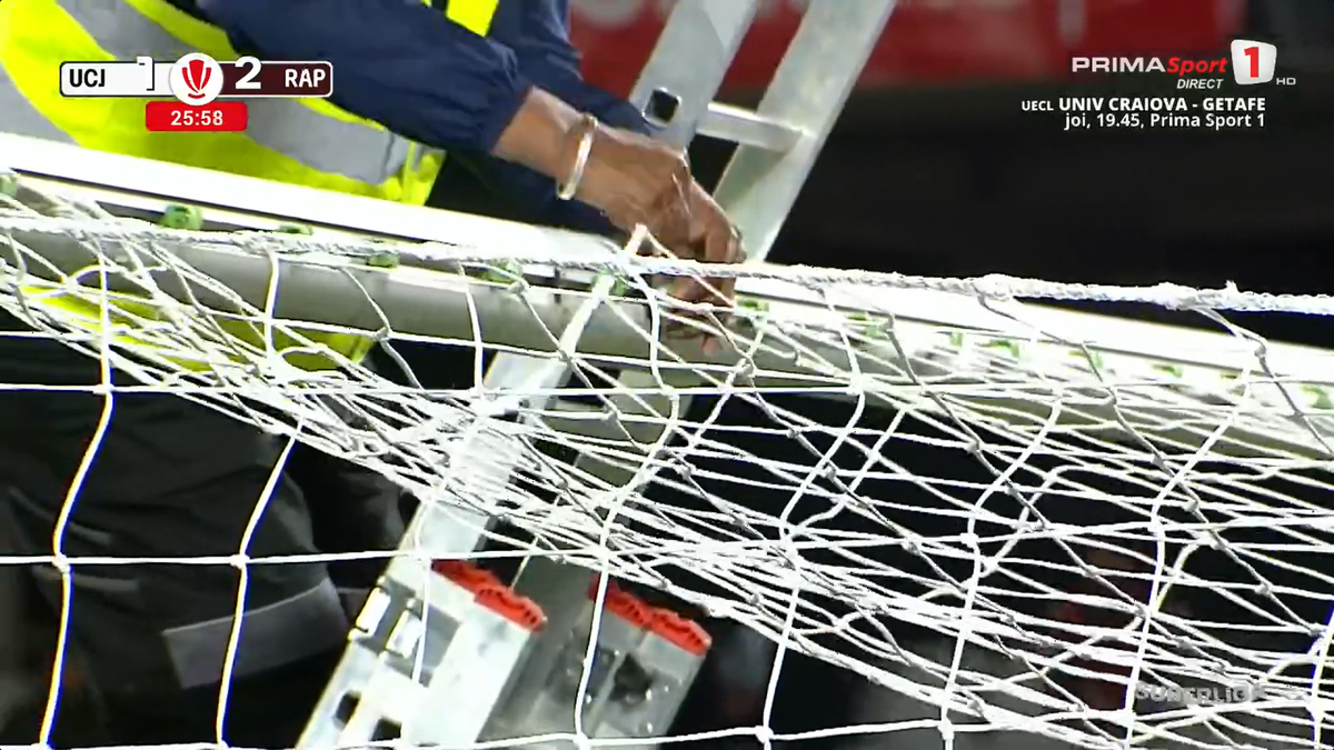 U Cluj - Rapid a fost întrerupt 4 minute » Scene rar văzute în Superliga