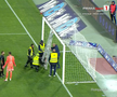 U Cluj - Rapid, întrerupt 4 minute după ce s-a rupt plasa / FOTO: captură @Prima Sport