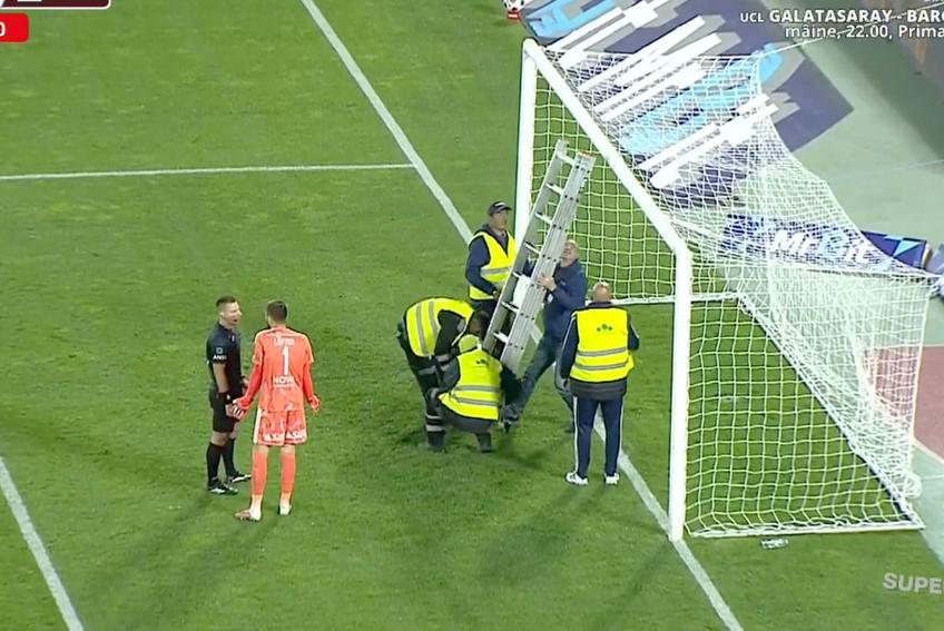 Scene neobișnuite la U Cluj - Rapid! Organizatorii au adus o scară pentru a repara plasa / FOTO: captură @Prima Sport