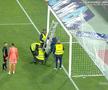 Scene neobișnuite la U Cluj - Rapid! Organizatorii au adus o scară pentru a repara plasa / FOTO: captură @Prima Sport